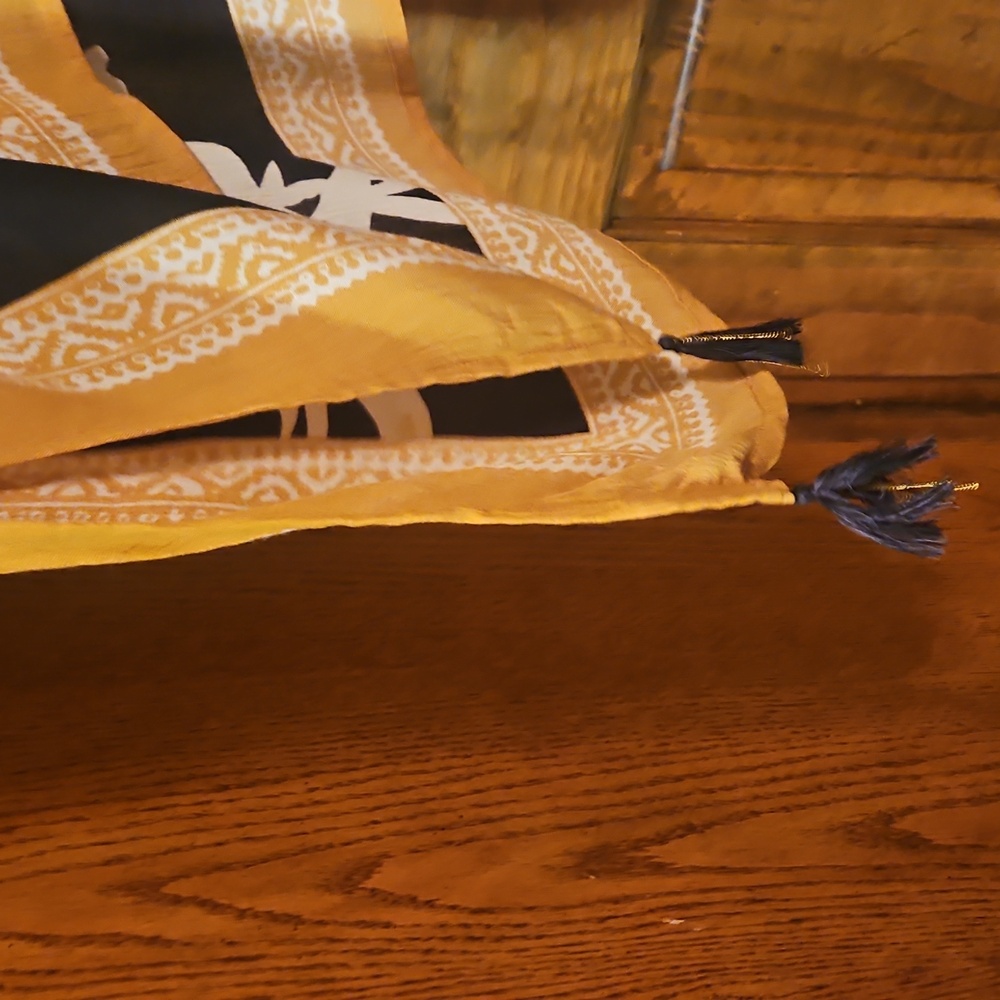 Vince Camuto Shawl w/ Armholes NWT - Vogue, Boho, Chic, Flirty, Flowy, Beach - Picture 4 of 4